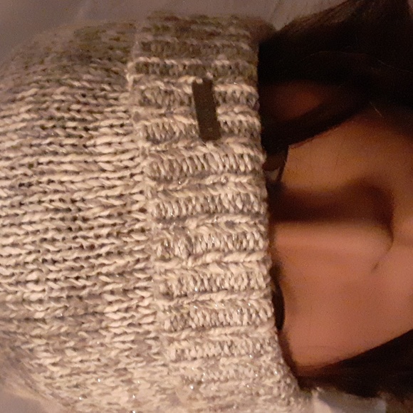 Hollister Accessories - Hat. Hollister brand. Gray/white with silver shimmers.